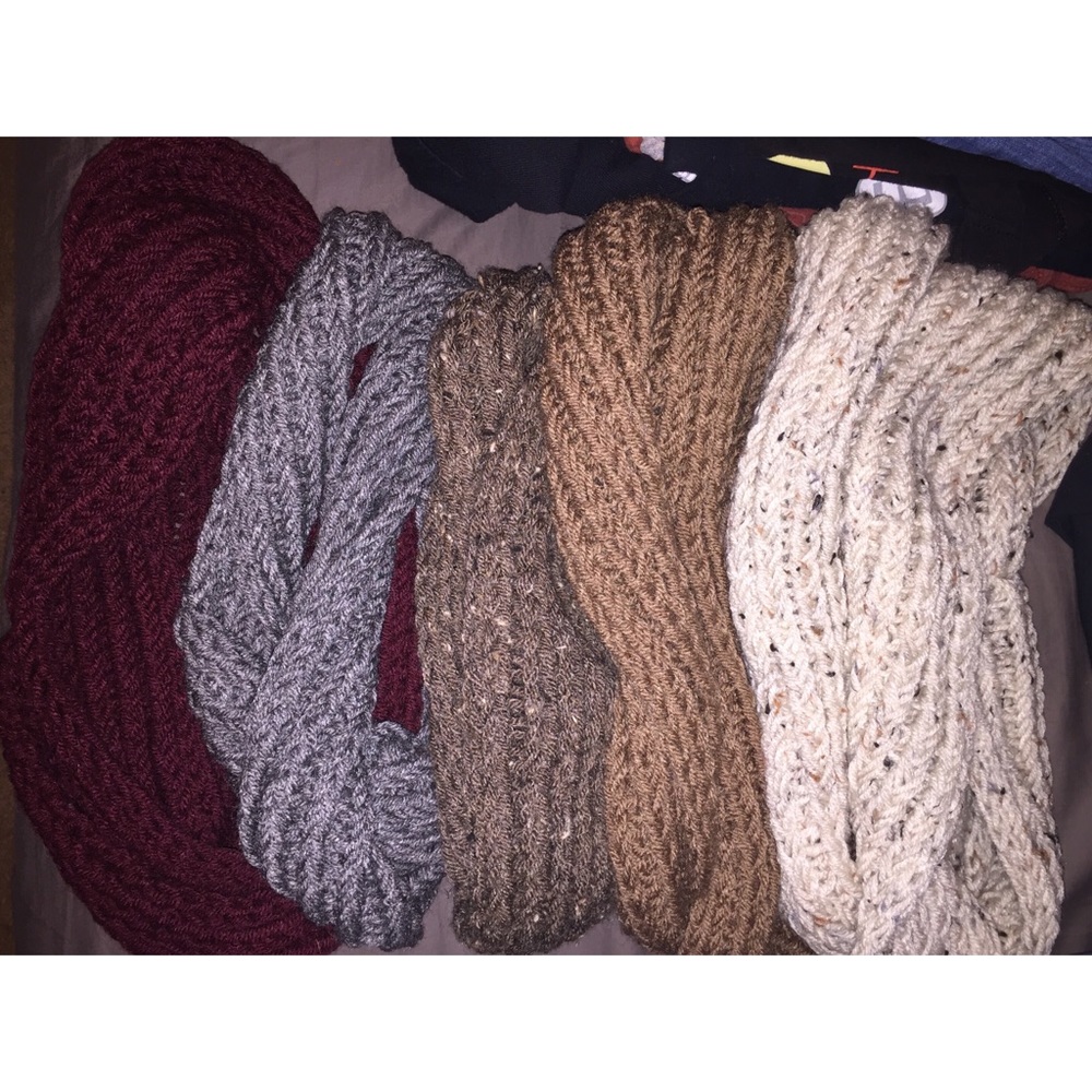 Lot of infinity scarves! 🧣